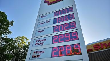 Berlin, Deutschland, 01.05.2026: Preistafel an einer Shell-Tankstelle am Morgen des 1. Mai nach Wirksamen des sogenannten Tankrabatt