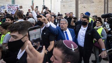 JERUSALEM – 1. OKTOBER: Israels rechtsextremer Minister für nationale Sicherheit, Itamar Ben-Gvir, gestikuliert gegen Demonstranten, die Parolen skandieren, als er am 1. Oktober 2026 am Obersten Gerichtshof Israels in Jerusalem eintrifft. Palästinensische Abgeordnete des israelischen Parlaments (Knesset) und ihre Unterstützer veranstalteten vor dem Gerichtsgebäude eine Protestaktion im Vorfeld einer Anhörung, bei der Einsprüche gegen den Ausschluss von Abgeordneten, die palästinensische Bürger Israels vertreten, von der Kandidatur bei den für den 27. Oktober angesetzten Parlamentswahlen geprüft wurden. Mostafa Alkharouf / Anadolu/ABACAPRESS/ddp images