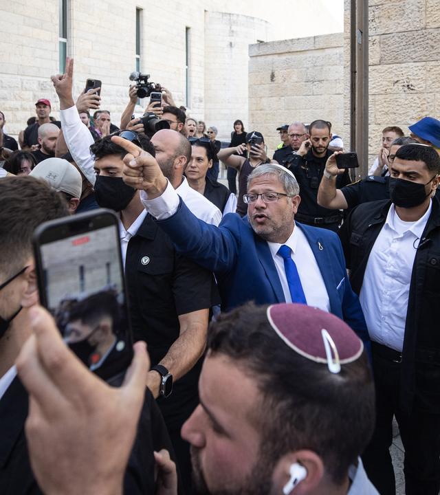 JERUSALEM – 1. OKTOBER: Israels rechtsextremer Minister für nationale Sicherheit, Itamar Ben-Gvir, gestikuliert gegen Demonstranten, die Parolen skandieren, als er am 1. Oktober 2026 am Obersten Gerichtshof Israels in Jerusalem eintrifft. Palästinensische Abgeordnete des israelischen Parlaments (Knesset) und ihre Unterstützer veranstalteten vor dem Gerichtsgebäude eine Protestaktion im Vorfeld einer Anhörung, bei der Einsprüche gegen den Ausschluss von Abgeordneten, die palästinensische Bürger Israels vertreten, von der Kandidatur bei den für den 27. Oktober angesetzten Parlamentswahlen geprüft wurden. Mostafa Alkharouf / Anadolu/ABACAPRESS/ddp images