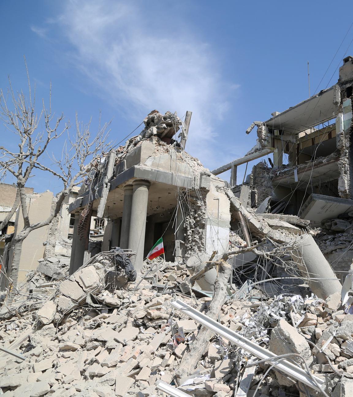 TEHERAN, IRAN – 4. MÄRZ: Ein Blick auf die Zerstörung auf dem Enqelab-Platz nach den Angriffen der USA und Israels auf Teheran.