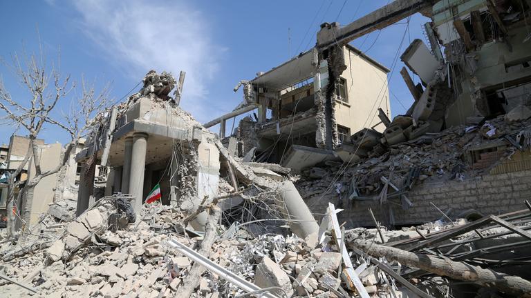 TEHERAN, IRAN – 4. MÄRZ: Ein Blick auf die Zerstörung auf dem Enqelab-Platz nach den Angriffen der USA und Israels auf Teheran.