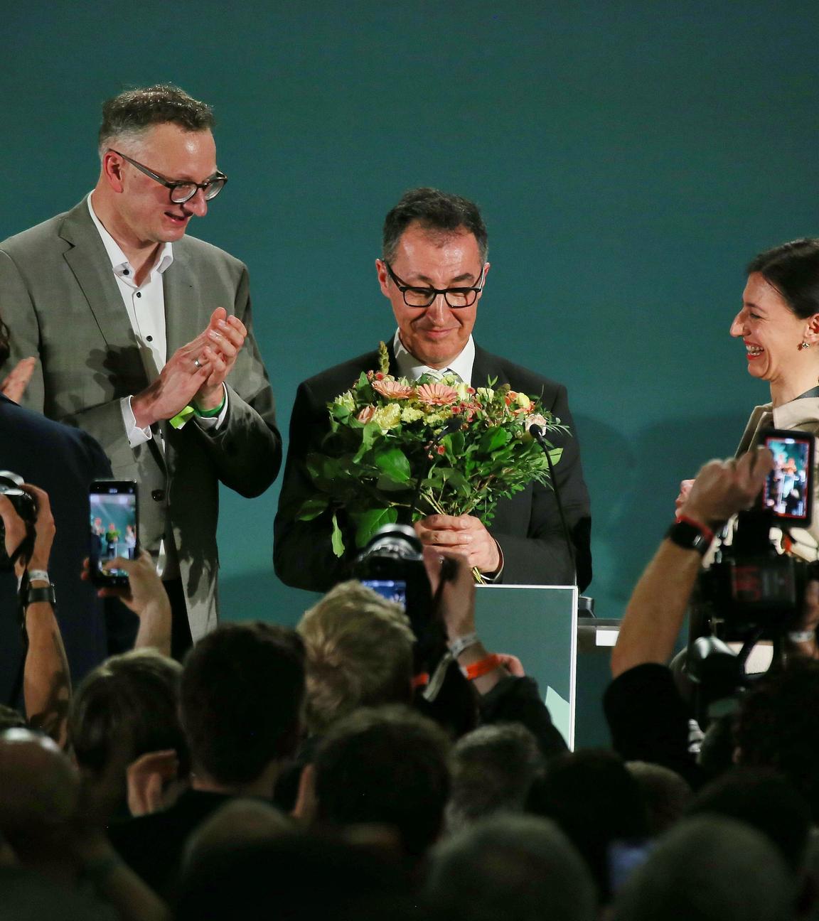 Stuttgart, Baden-Wuerttemberg, Deutschland, 08.03.2026: Staatsgalerie: Landtagswahl 2026: Cem Oezdemir erhaelt auf der Gruenen-Wahlparty nach den ersten Prognosen Blumen