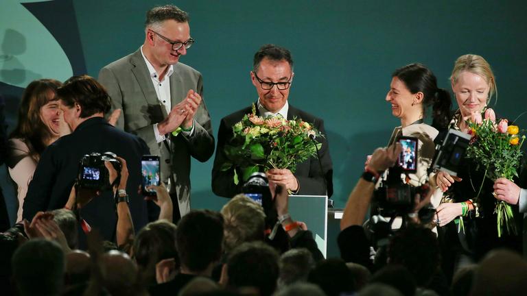 Stuttgart, Baden-Wuerttemberg, Deutschland, 08.03.2026: Staatsgalerie: Landtagswahl 2026: Cem Oezdemir erhaelt auf der Gruenen-Wahlparty nach den ersten Prognosen Blumen