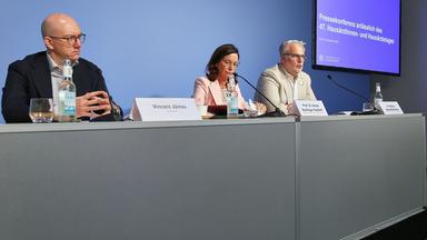 Berlin, Deutschland, 10.09.2026: Haus der Bundespressekonferenz: Pressekonferenz: Hausaerztinnen- und Hausaerzteverband: zum Hausaerztinnen- & Hausaerztetag - Praxen zwischen Spardruck und Versorgungsrealitaet: L-R Vincent Joerres, Nicola Buhlinger-Goepfarth, Markus Blumenthal-Beier