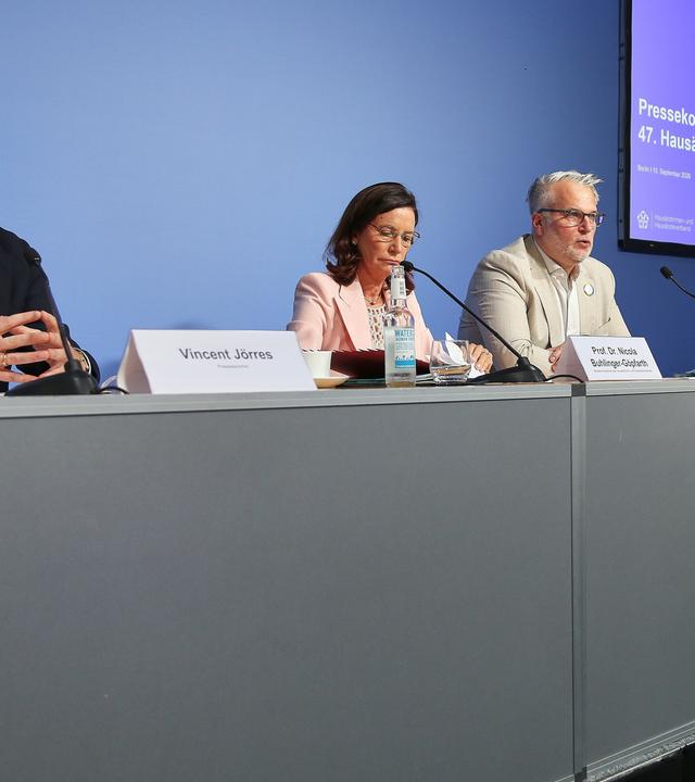 Berlin, Deutschland, 10.09.2026: Haus der Bundespressekonferenz: Pressekonferenz: Hausaerztinnen- und Hausaerzteverband: zum Hausaerztinnen- & Hausaerztetag - Praxen zwischen Spardruck und Versorgungsrealitaet: L-R Vincent Joerres, Nicola Buhlinger-Goepfarth, Markus Blumenthal-Beier