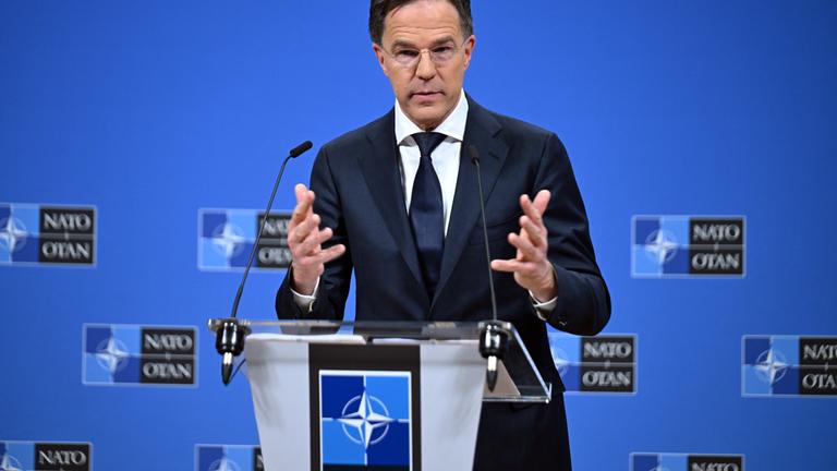 Mark Rutte bei einer PK vor dem Treffen der NATO-Verteidigungsminister