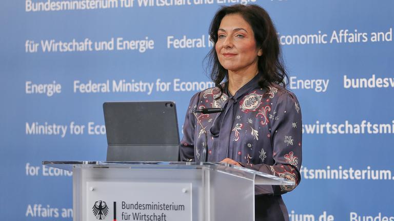 undesministerin fuer Wirtschaft und Energie Katherina Reiche (CDU) spricht am Rednerpult