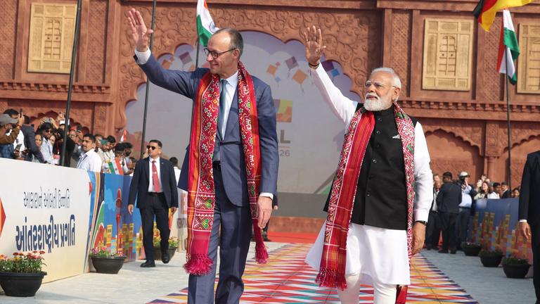 Merz und Modri winken in die Menge 