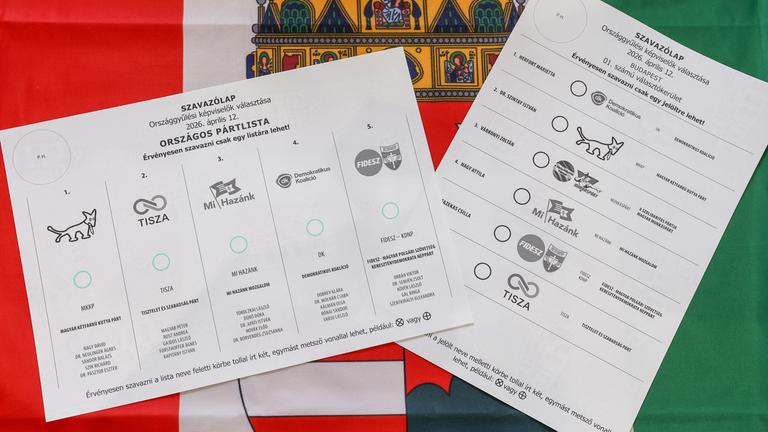 UNGARN, BUDAPEST – 12. APRIL 2026: Stimmzettel in einem Wahllokal während der Wahlen zur ungarischen Nationalversammlung 2026. 