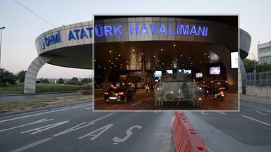 Eine Collage zeigt Fotos, die während des gescheiterten Putschversuchs am 15. Juli 2016 in Istanbul aufgenommen wurden, nebeneinander gestellt mit Bildern, die am 13. Juli 2026, kurz vor dem 10. Jahrestag des gescheiterten Putschversuchs in der Türkei, an genau denselben Orten am Atatürk-Flughafen erneut aufgenommen wurden.