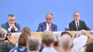 Berlin, Deutschland, 15.07.2026: Haus der Bundespressekonferenz: Sommerpresskonferenz: Bundeskanzler Friedrich Merz (CDU) vor Journalisten, links Regierungssprecher Stefan Kornelius, rechts Tim Szent-Ivanyi vom RND, der die Pressekonferenz leitet
