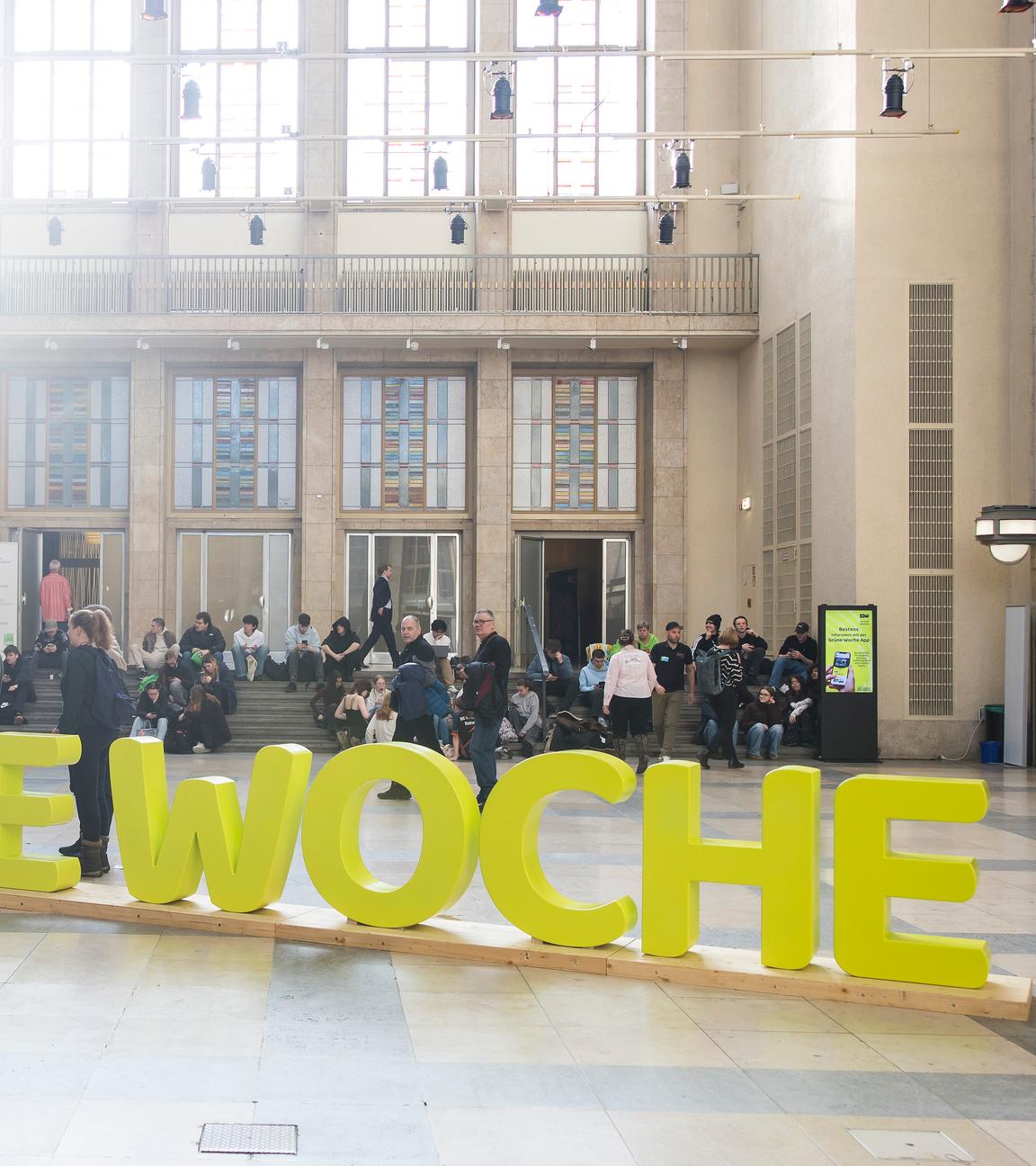 Der Grüne Woche Schriftzug steht in einem Foyer