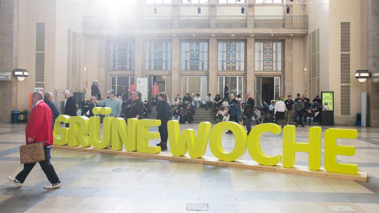 Der Grüne Woche Schriftzug steht in einem Foyer