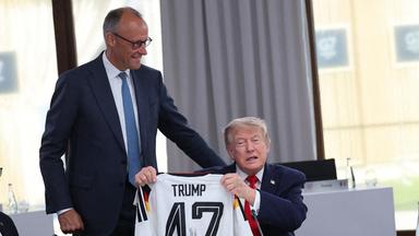 G7-Gipfel: Friedrich Merz übergibt ein Deutschlandtrikot an Donald Trump