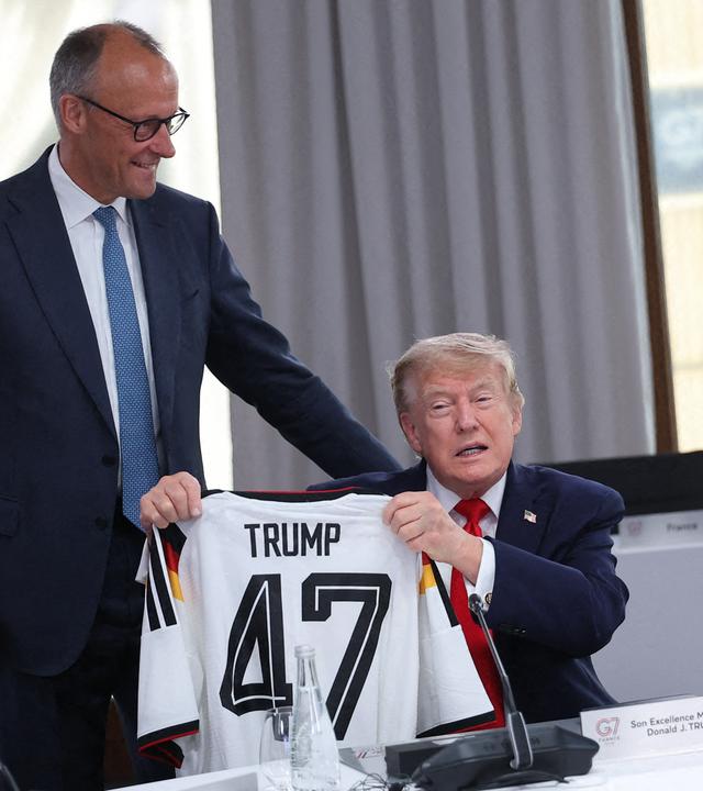 G7-Gipfel: Friedrich Merz übergibt ein Deutschlandtrikot an Donald Trump