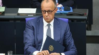 Berlin, Deutschland, 18.03.2026: Deutscher Bundestag: 64. Bundestagssitzung: Bundeskanzler Friedrich Merz (CDU) mit der Mappe fuer das Redeskript seiner Regierungserklaerung