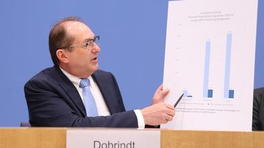 Bundesminister des Innern Alexander Dobrindt (CSU) zeigt eine Statistik zur Gewaltkriminalitaet von Auslaendern aus Afghanistan und Syrien