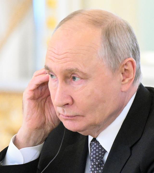 Putin trifft sich mit dem chinesischen Ministerpräsidenten Li Qiangin St. Petersburg