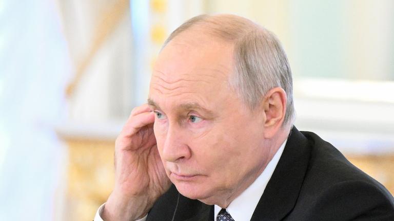 Putin trifft sich mit dem chinesischen Ministerpräsidenten Li Qiangin St. Petersburg