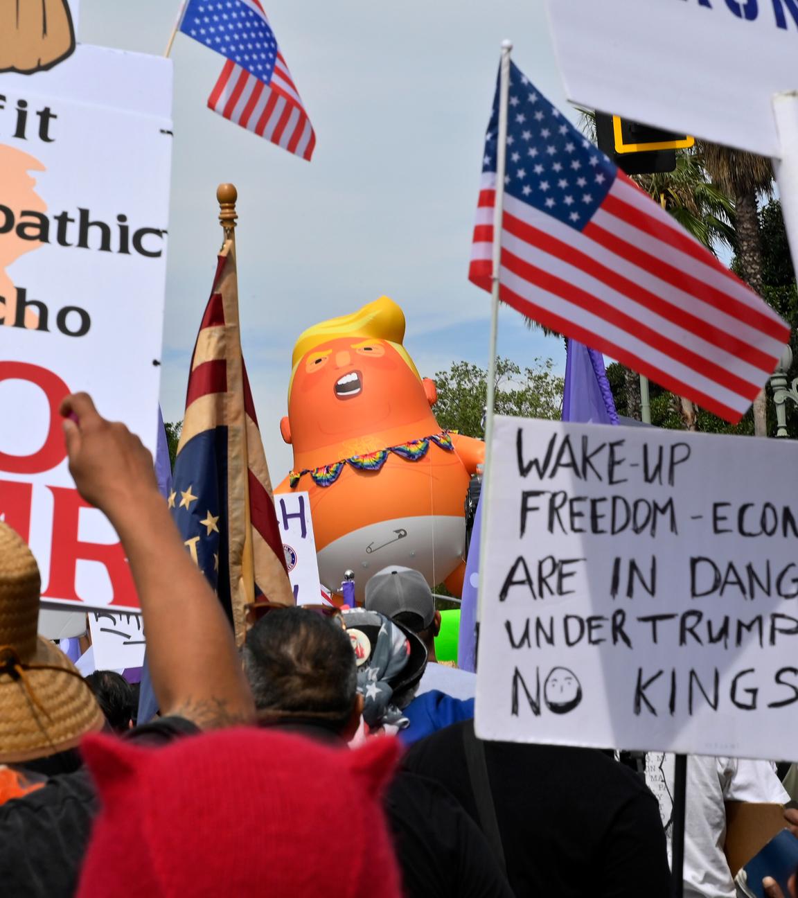 Jung und Alt brachten am Samstag, dem 28. März 2026, in Los Angeles bei der großen „No Kings“-Demonstration, die von einer Straßenfest-Atmosphäre geprägt war, in der Nähe des Rathauses ihre Meinung zum Ausdruck. In verschiedenen Städten der Vereinigten Staaten fanden Tausende friedlicher Demonstrationen statt, um gegen die Politik der derzeitigen Trump-Regierung zu protestieren.