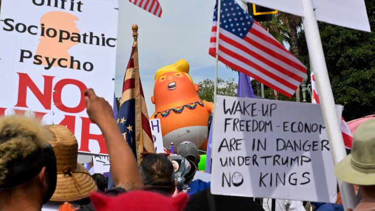 Jung und Alt brachten am Samstag, dem 28. März 2026, in Los Angeles bei der großen „No Kings“-Demonstration, die von einer Straßenfest-Atmosphäre geprägt war, in der Nähe des Rathauses ihre Meinung zum Ausdruck. In verschiedenen Städten der Vereinigten Staaten fanden Tausende friedlicher Demonstrationen statt, um gegen die Politik der derzeitigen Trump-Regierung zu protestieren.