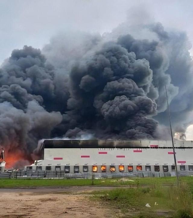 Brand im Logistikzentrum von Wildberries in Ryazan nach Drohnenangriff