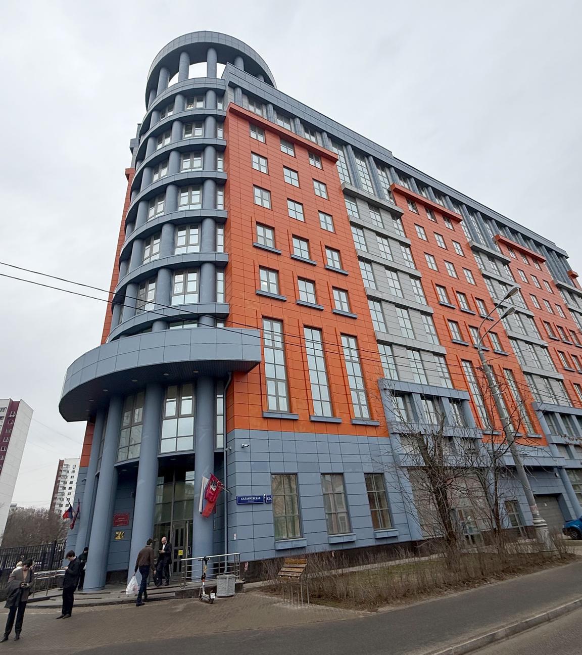 02.04.2026, Russland, Moskau: Ein Blick auf das Gerichtsgebäude in dem der Prozess gegen den deutschen Bildhauer und Karnevalisten Tilly wegen angeblicher Verbreitung von Falschmeldungen über die russischen Streitkräfte und Verletzung religiöser Gefühle fortgesetzt wird.