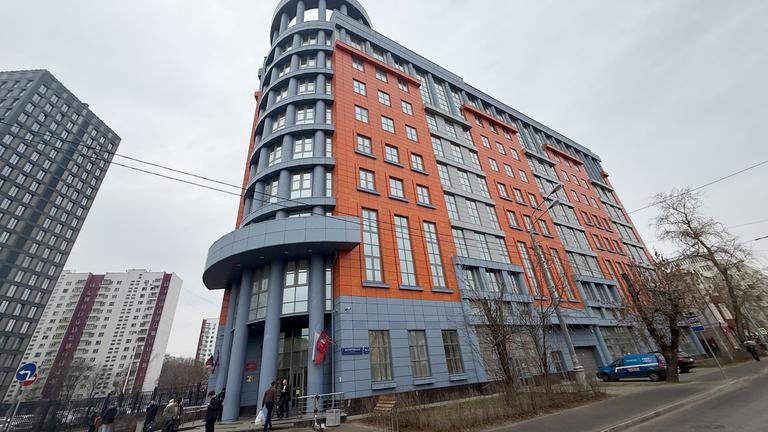 02.04.2026, Russland, Moskau: Ein Blick auf das Gerichtsgebäude in dem der Prozess gegen den deutschen Bildhauer und Karnevalisten Tilly wegen angeblicher Verbreitung von Falschmeldungen über die russischen Streitkräfte und Verletzung religiöser Gefühle fortgesetzt wird.