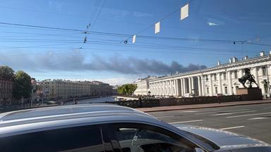 Rauch steigt auf über St. Petersburg, Russland.