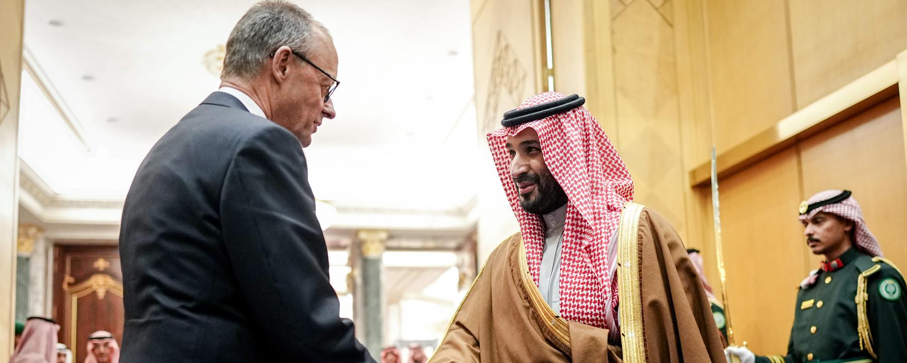 Bundeskanzler Friedrich Merz (CDU) wird von Kronprinz Mohammed bin Salman am Yamama Palast verabschiedet