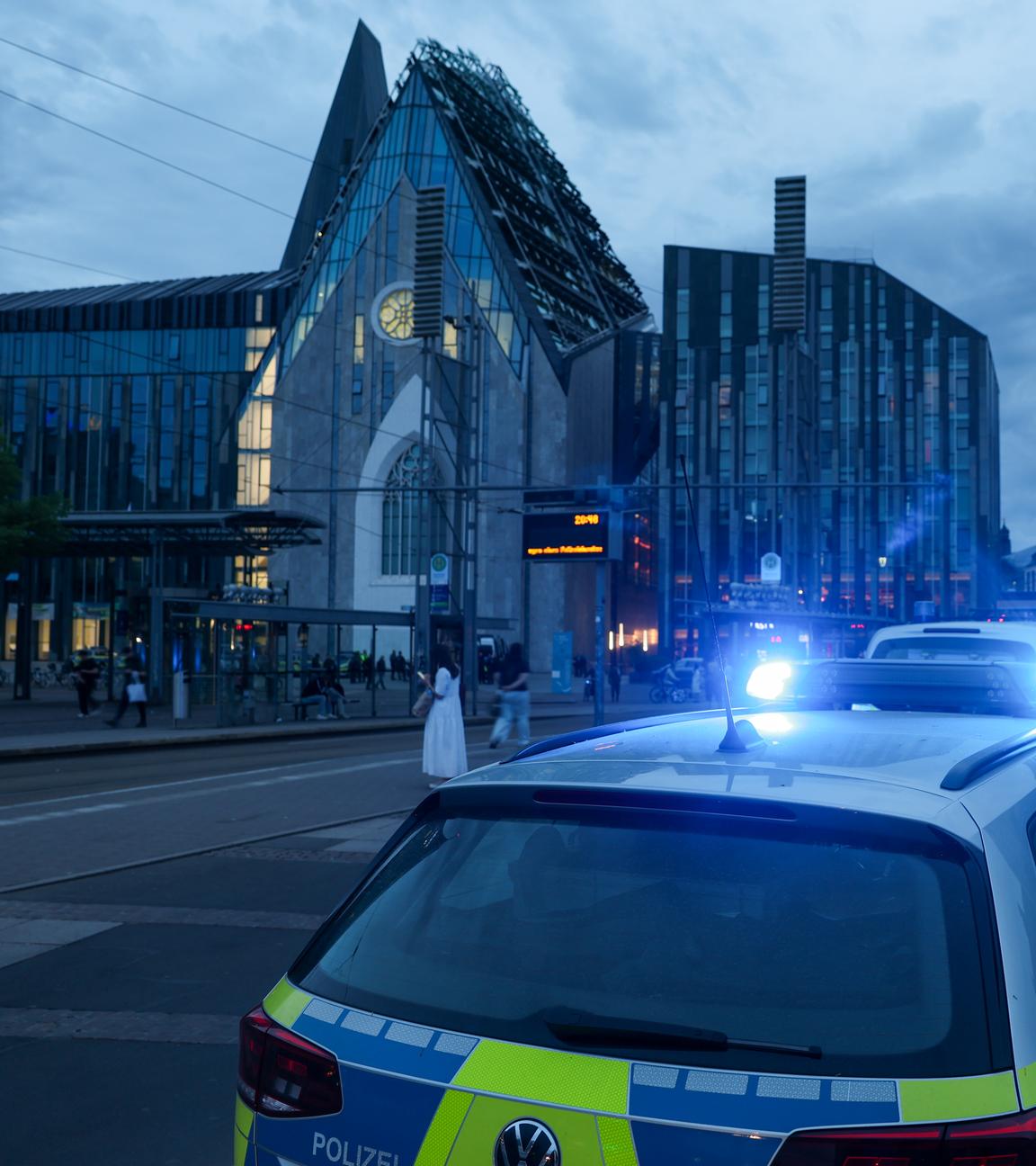 Auto in Leipzig in Menschengruppe gefahren