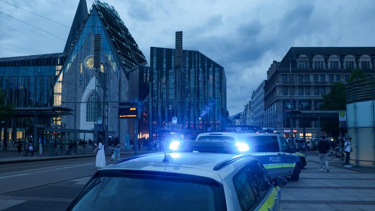 Auto in Leipzig in Menschengruppe gefahren