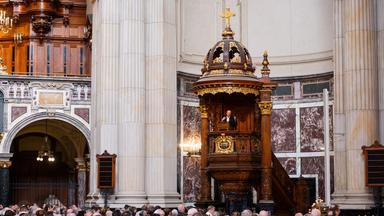 Ostergottesdienst im Berliner Dom - der pfarrer steht auf der Kanzel und predigt