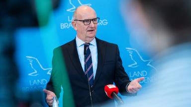 Dietmar Woidke (SPD), Ministerpräsident von Brandenburg, spricht in der Staatskanzlei von Brandenburg bei einem Statement zur Koalitionskrise.