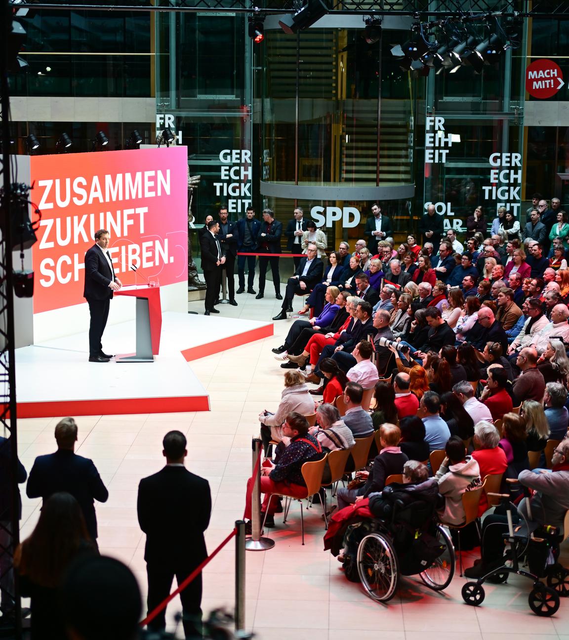 Lars Klingbeil redet  vor SPD-Genossen bei der SPD Jahresauftaktklausur in Berlin