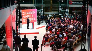 Lars Klingbeil redet  vor SPD-Genossen bei der SPD Jahresauftaktklausur in Berlin