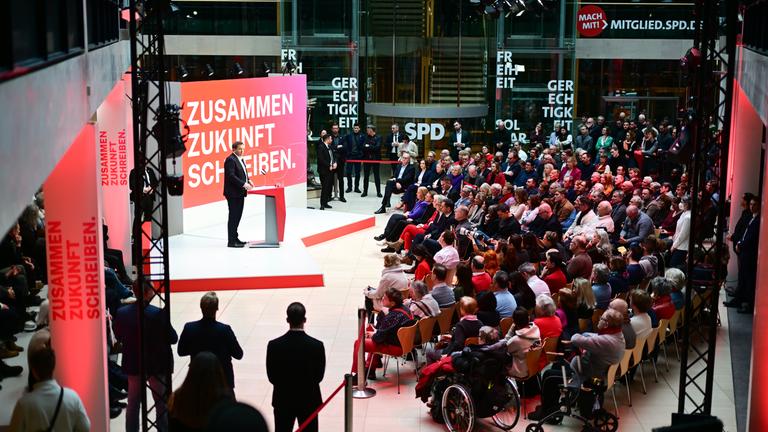 Lars Klingbeil redet  vor SPD-Genossen bei der SPD Jahresauftaktklausur in Berlin