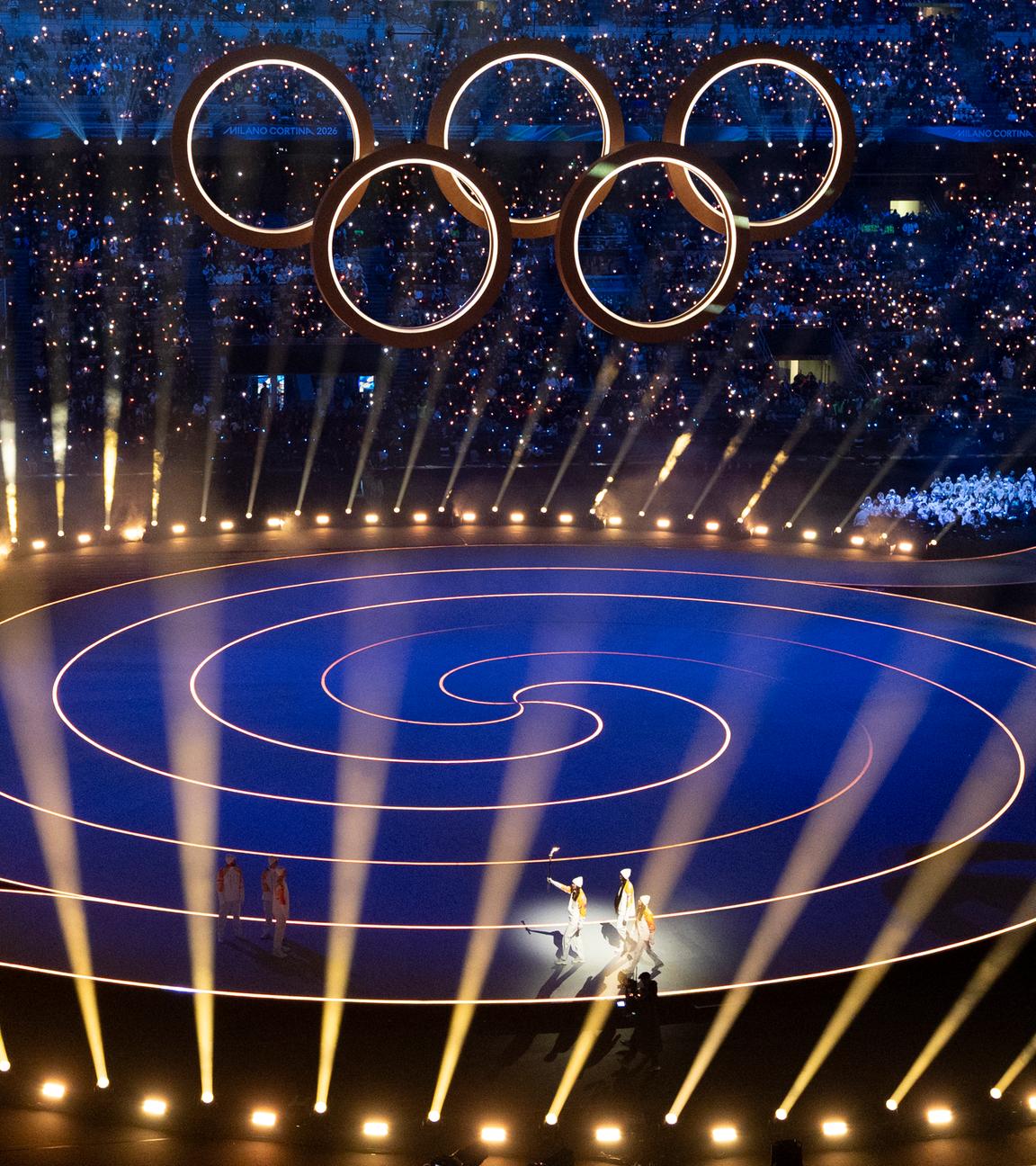 Die olympische Flamme wird während der Eröffnungsfeier der Olympischen Winterspiele 2026 im San-Siro-Stadion in Mailand, Italien, am Freitag ins Stadion getragen.