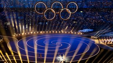 Die olympische Flamme wird während der Eröffnungsfeier der Olympischen Winterspiele 2026 im San-Siro-Stadion in Mailand, Italien, am Freitag ins Stadion getragen.