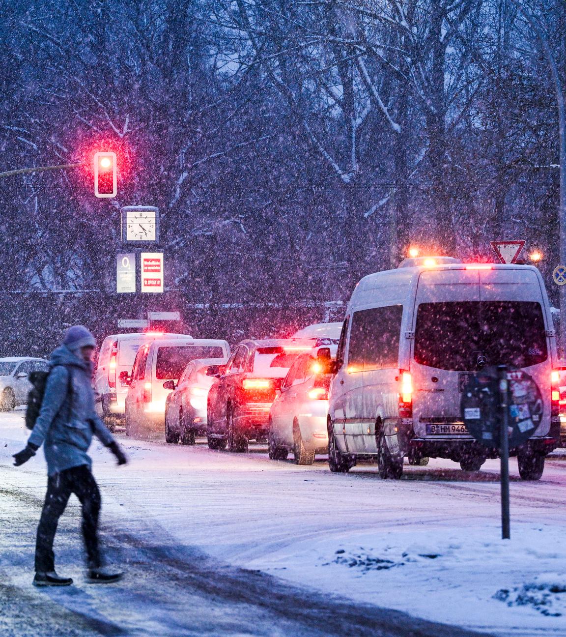 Berlin: Starker Schneefall herrscht am Abend an der Treskowallee in Karlshorst. Der Deutsche Wetterdienst warnt vor starkem Schneefall und Schneeverwehungen am Freitag