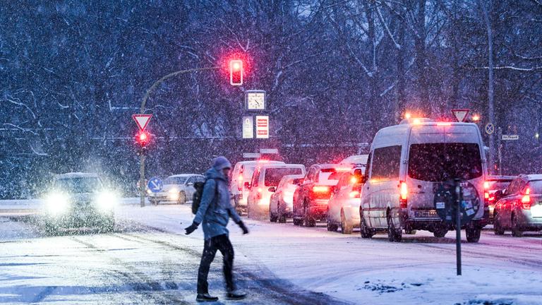 Berlin: Starker Schneefall herrscht am Abend an der Treskowallee in Karlshorst. Der Deutsche Wetterdienst warnt vor starkem Schneefall und Schneeverwehungen am Freitag