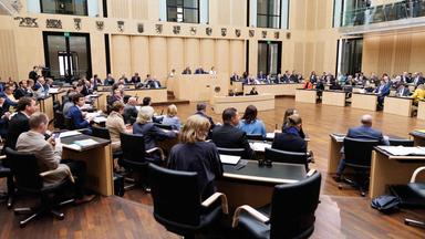 08.05.2026, Berlin: Beginn der 1065. Sitzung des Bundesrates. Themen sind die Entscheidung über 1.000-Euro-Entlastungsprämie. Verbraucherschutz bei Kreditverträgen und Förderung von E-Autos sowie Maßnahmen gegen überhöhte Spritpreise, Rücknahme des Zulassungsstopps für Integrationskurse, Sozialleistungsmissbrauch bei vermieteten Problemimmobilien.