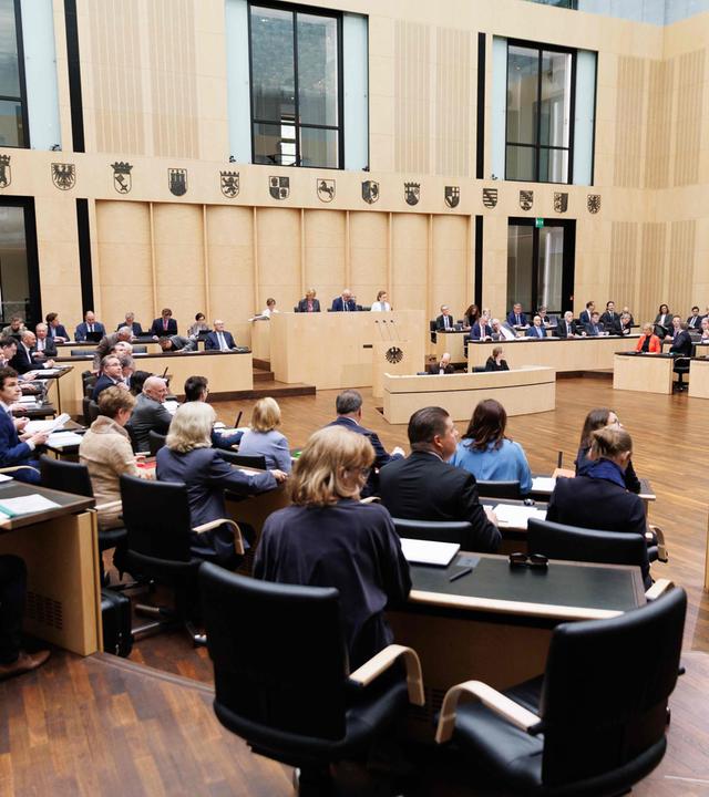 08.05.2026, Berlin: Beginn der 1065. Sitzung des Bundesrates. Themen sind die Entscheidung über 1.000-Euro-Entlastungsprämie. Verbraucherschutz bei Kreditverträgen und Förderung von E-Autos sowie Maßnahmen gegen überhöhte Spritpreise, Rücknahme des Zulassungsstopps für Integrationskurse, Sozialleistungsmissbrauch bei vermieteten Problemimmobilien.