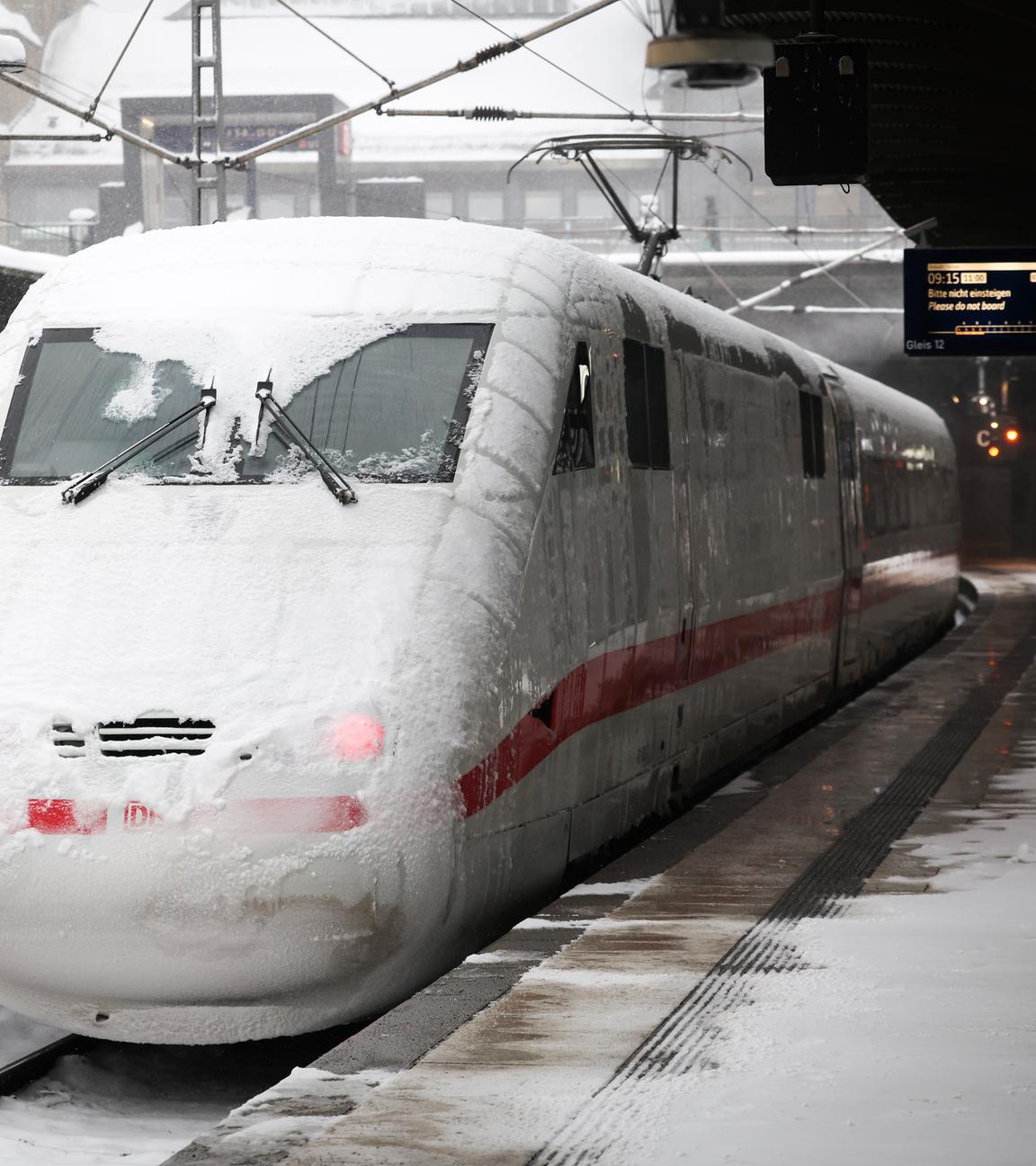 Ein vereister Triebkopf eines abgestellten ICE ist an einem Bahnsteig auf dem Hauptbahnhof zu sehen. Die Deutsche Bahn hat wegen des stürmischen Winterwetters den Fernverkehr im Norden Deutschlands bis mindestens zum Mittag eingestellt.