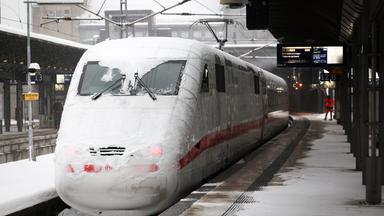 Ein vereister Triebkopf eines abgestellten ICE ist an einem Bahnsteig auf dem Hauptbahnhof zu sehen. Die Deutsche Bahn hat wegen des stürmischen Winterwetters den Fernverkehr im Norden Deutschlands bis mindestens zum Mittag eingestellt.