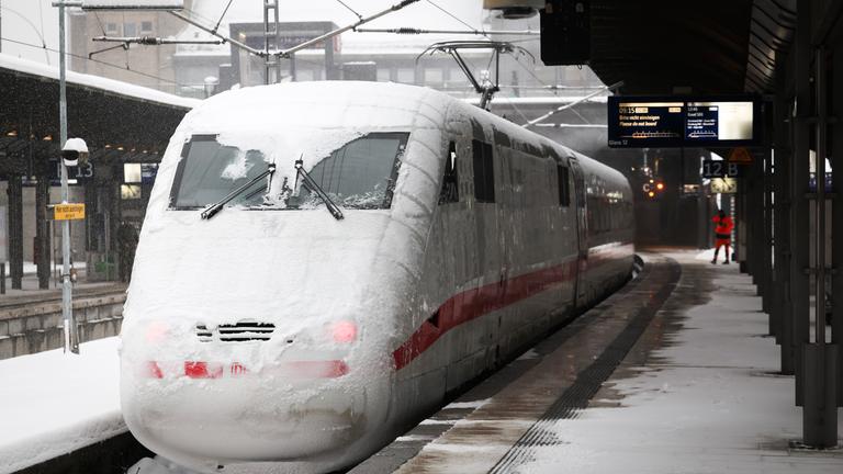 Ein vereister Triebkopf eines abgestellten ICE ist an einem Bahnsteig auf dem Hauptbahnhof zu sehen. Die Deutsche Bahn hat wegen des stürmischen Winterwetters den Fernverkehr im Norden Deutschlands bis mindestens zum Mittag eingestellt.