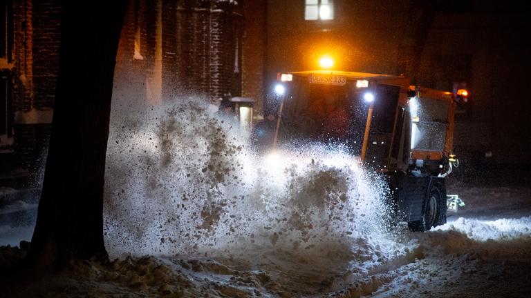 Niedersachsen, Oldenburg: Ein Räumfahrzeug des Winterdienstes ist in der Innenstadt unterwegs.