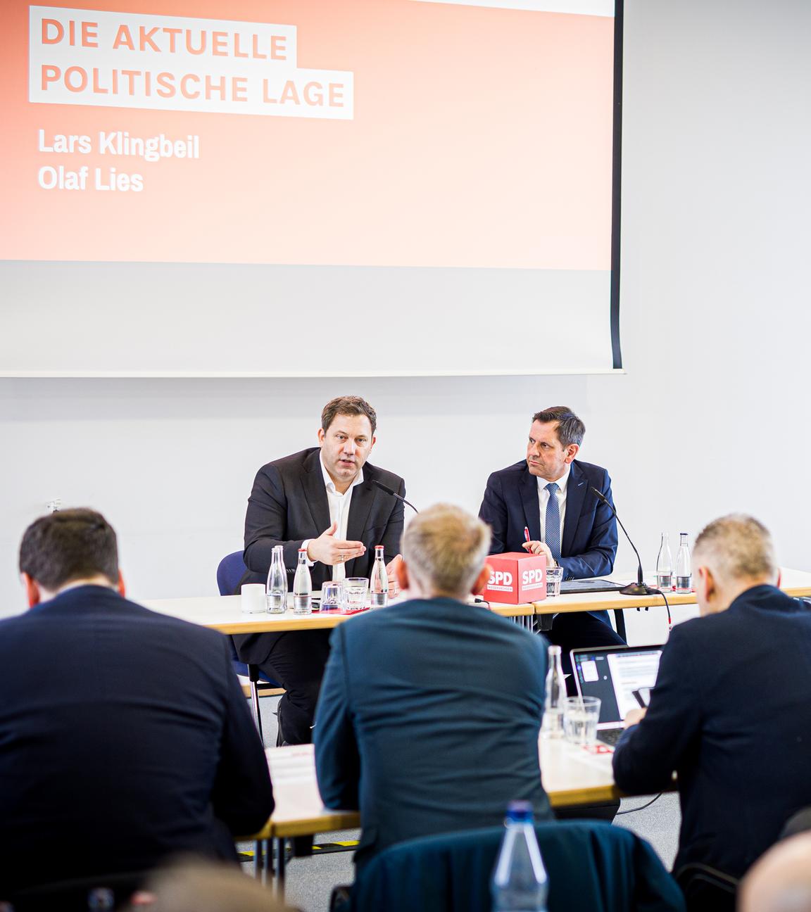 09.02.2026, Niedersachsen, Springe: Lars Klingbeil (SPD, l), Bundesminister der Finanzen, und Olaf Lies (SPD), Ministerpräsident von Niedersachsen, sprechen bei der Jahresauftaktklausur des SPD-Landesvorstands.