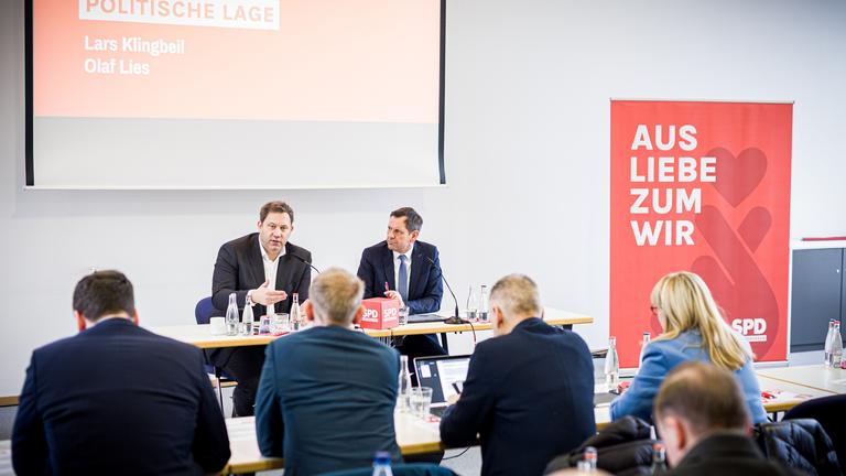 09.02.2026, Niedersachsen, Springe: Lars Klingbeil (SPD, l), Bundesminister der Finanzen, und Olaf Lies (SPD), Ministerpräsident von Niedersachsen, sprechen bei der Jahresauftaktklausur des SPD-Landesvorstands.