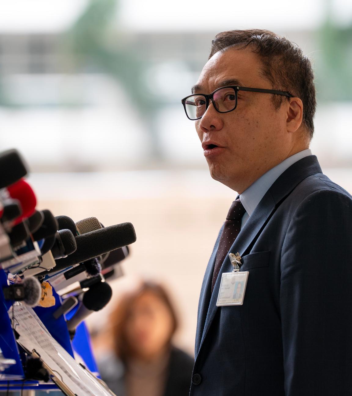 09.02.2026, Hongkong: Steve Li Kwai-wah, Superintendent der Polizei (Nationale Sicherheit) spricht zu den Medien im West Kowloon Magistrates Courts, wo die Verurteilung des Medienmagnaten Lai stattfand. Das Gericht hat den Medienmogul und Demokratieaktivisten Jimmy Lai zu einer langen Haftstrafe von 20 Jahren verurteilt.